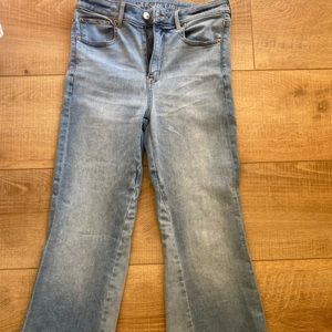 AMERICAN EAGLE cropped flare jeans. Size 6